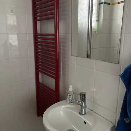 Premium Ruhiges Ganzes 90 M 2 Schlafzimmer Grosse Kueche Wohnzimmer Apartment *